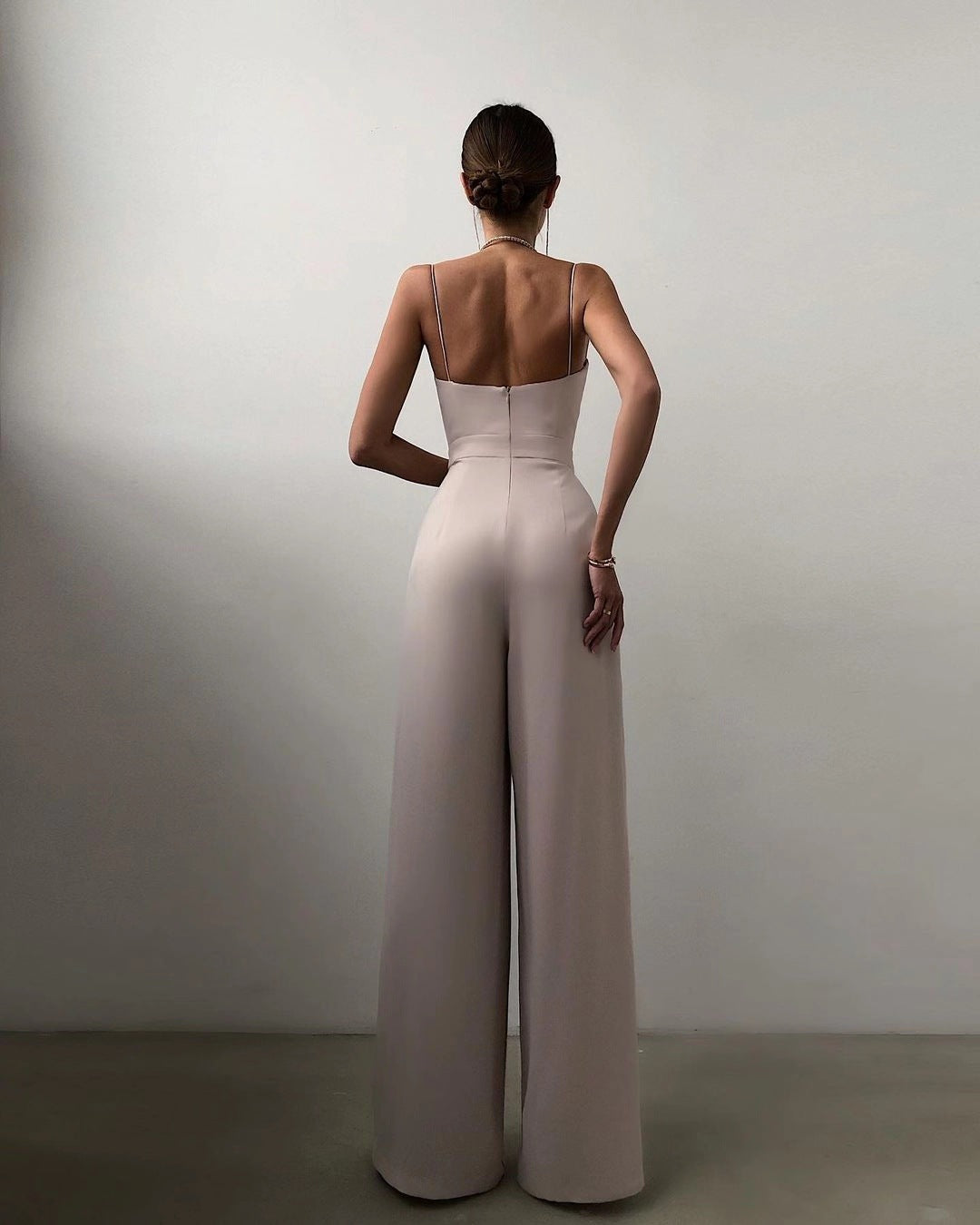 Elegant white wide-leg jumpsuit with fitted bodice, perfect for modern fashion ملابس