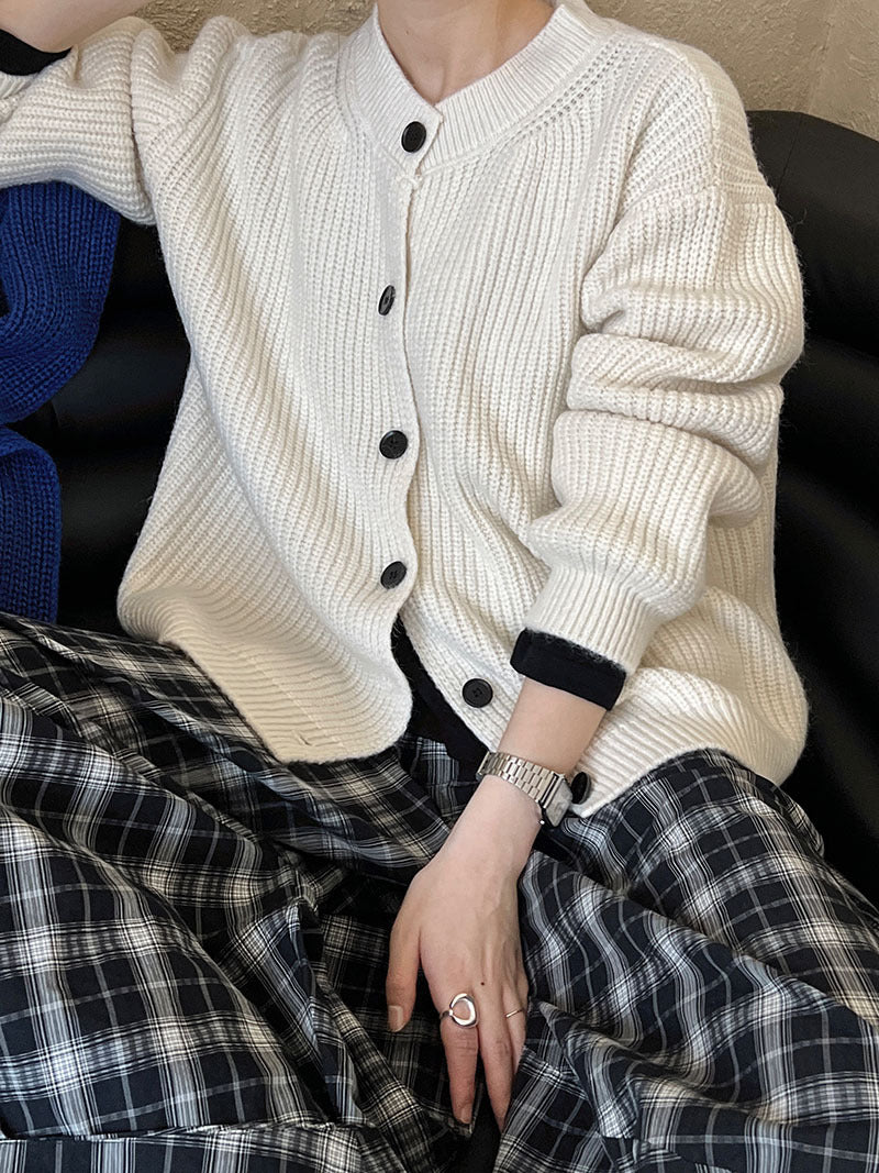 Cream-colored knit cardigan with regular sleeves from Langry Fashion collection