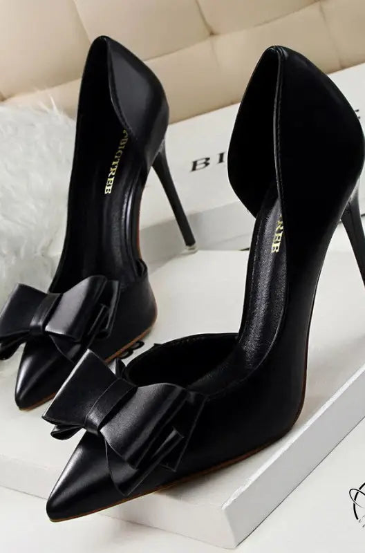 Elegant langry black high-heeled pumps with pointed toes and sweet bowknots