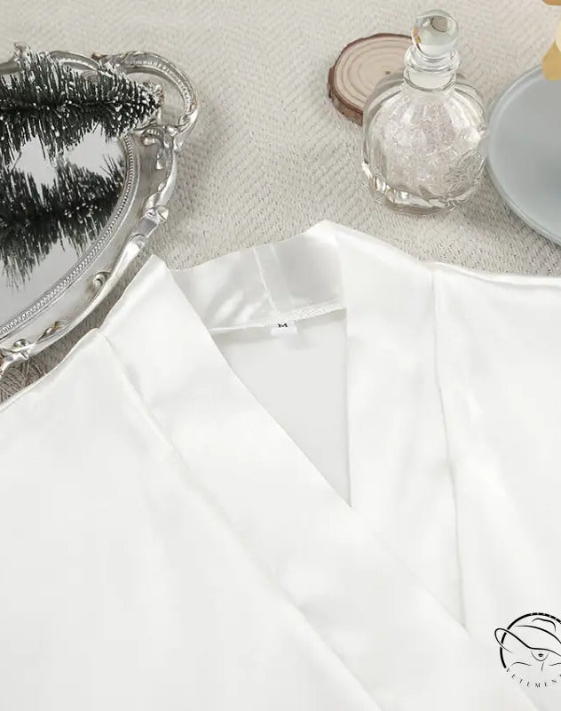 Comfortable silk feather nightgown with white satin V-neck robe and tie closure