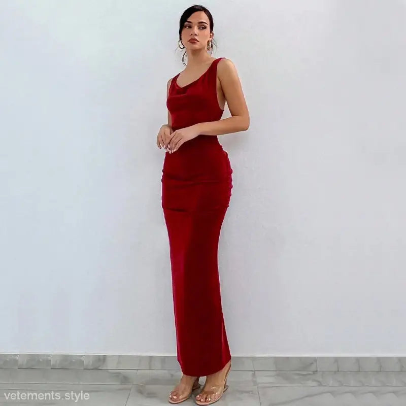 Backless party slim fit sheath dress in red with sleeveless design and scoop neckline