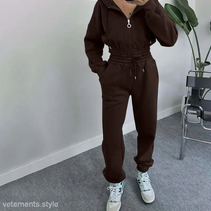 Brown casual exercise suit with hooded zipper and hooded zipper waist, paired with white sneakers