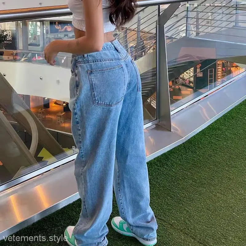 Light-wash wide leg light blue jeans with back pockets and zipper closure