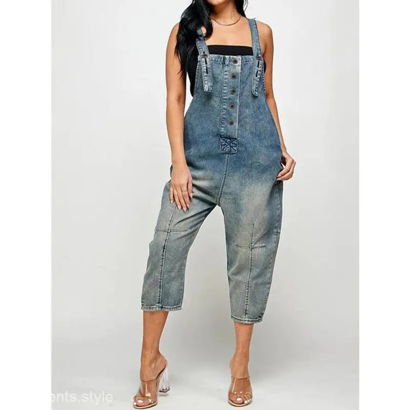 Women’s faded blue denim suspender jeans with clear high-heeled mules, casual and versatile