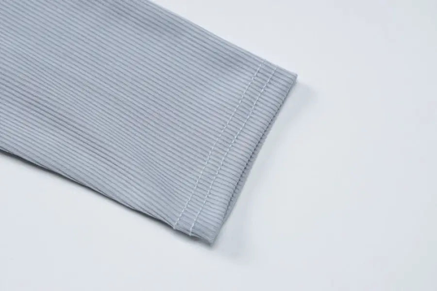 Gray ribbed fabric sleeve of the Casual Slim Crop Top in Knitted Thread Fitness