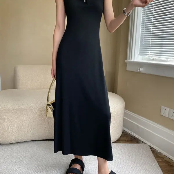 Long black sleeveless maxi dress with square neckline, ideal as a comfy outdoor slim dress