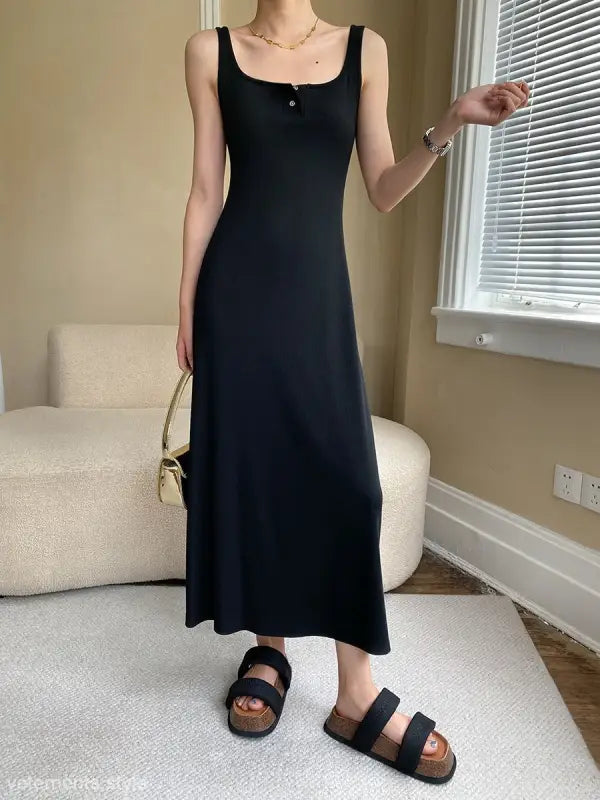 Long black sleeveless maxi dress with square neckline, ideal as a comfy outdoor slim dress