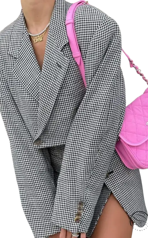 Houndstooth blazer with pink purse showcasing a French casual blazer style
