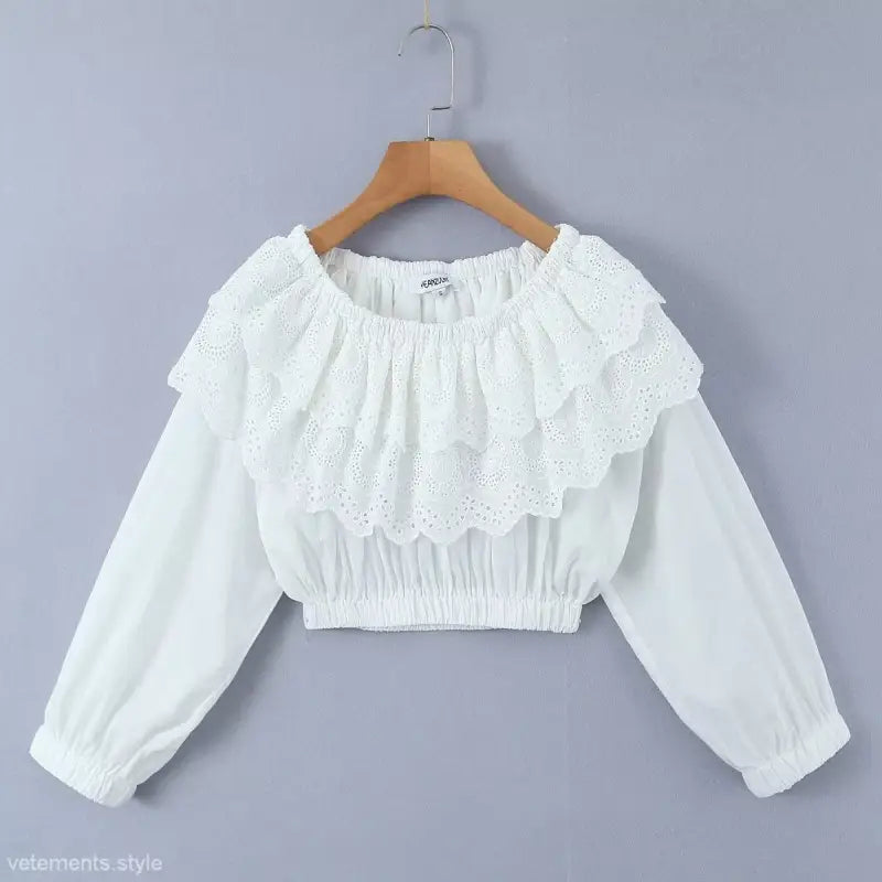 White cropped blouse with ruffled neckline and long sleeves, ideal for jacquard ultra short high waist outfits