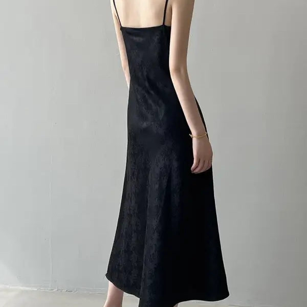 Elegant jacquard v-neck strap dress featuring a black maxi silhouette for summer style