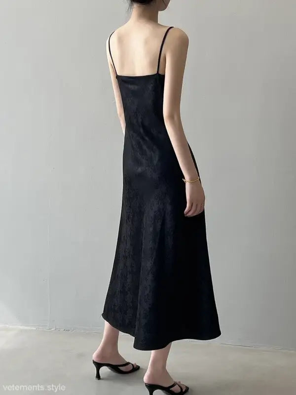 Elegant jacquard v-neck strap dress featuring a black maxi silhouette for summer style