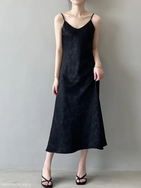 Elegant jacquard V-neck strap dress in black with flowing midi silhouette