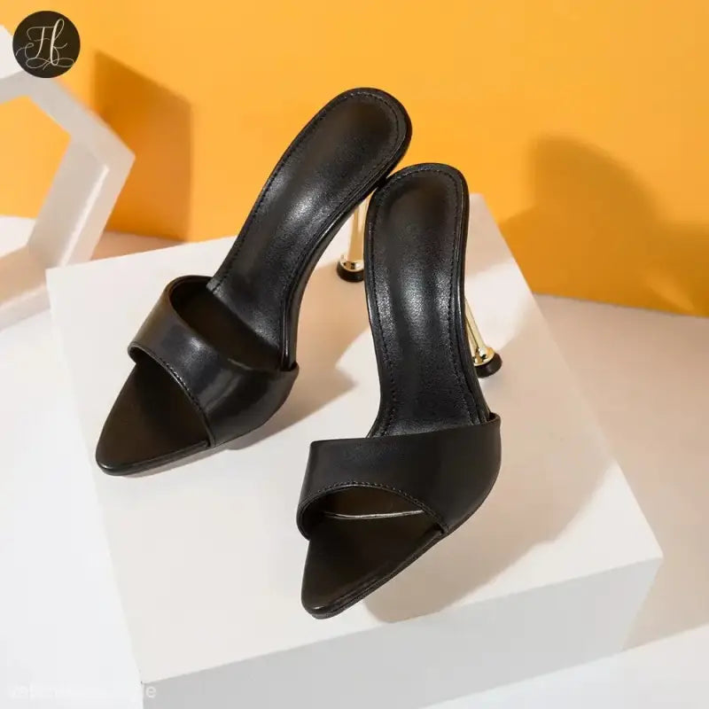 ELEGANT POINTED TOE PUMPS-VETEMENTS