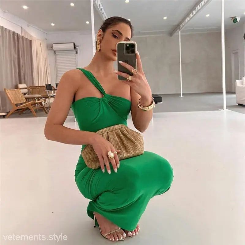 Elegant oblique shoulder cutout bodycon maxi dress in green, perfect fit hip dress for summer