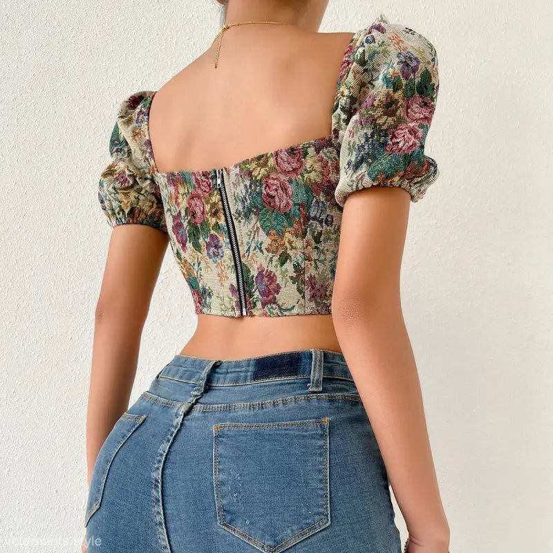 Elegant floral crop top with puff sleeves and back zipper, perfect for sexy fashion backless looks