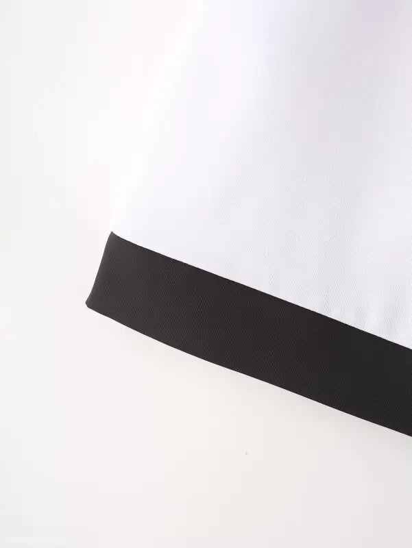 Black elastic band on elegant Snow White blazer, suitable for a white blazer suit