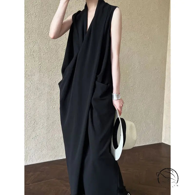 Elegant V-neck long dress: sleeveless black maxi with deep V-neck and side pockets