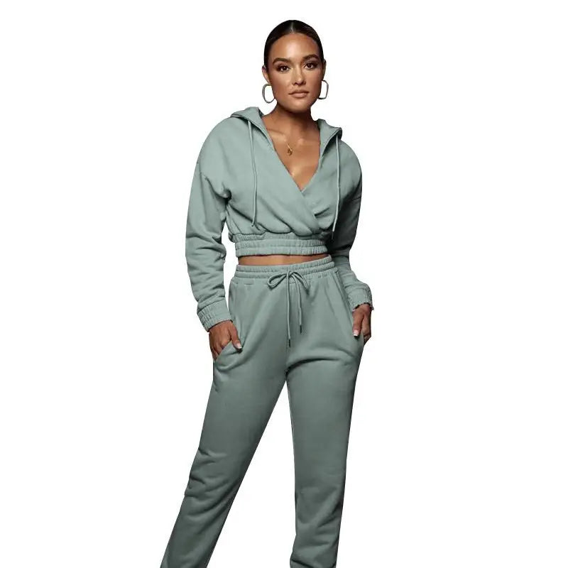 Woman wearing a fashionable sweater suit with open V trousers in mint green for Spring/Fall