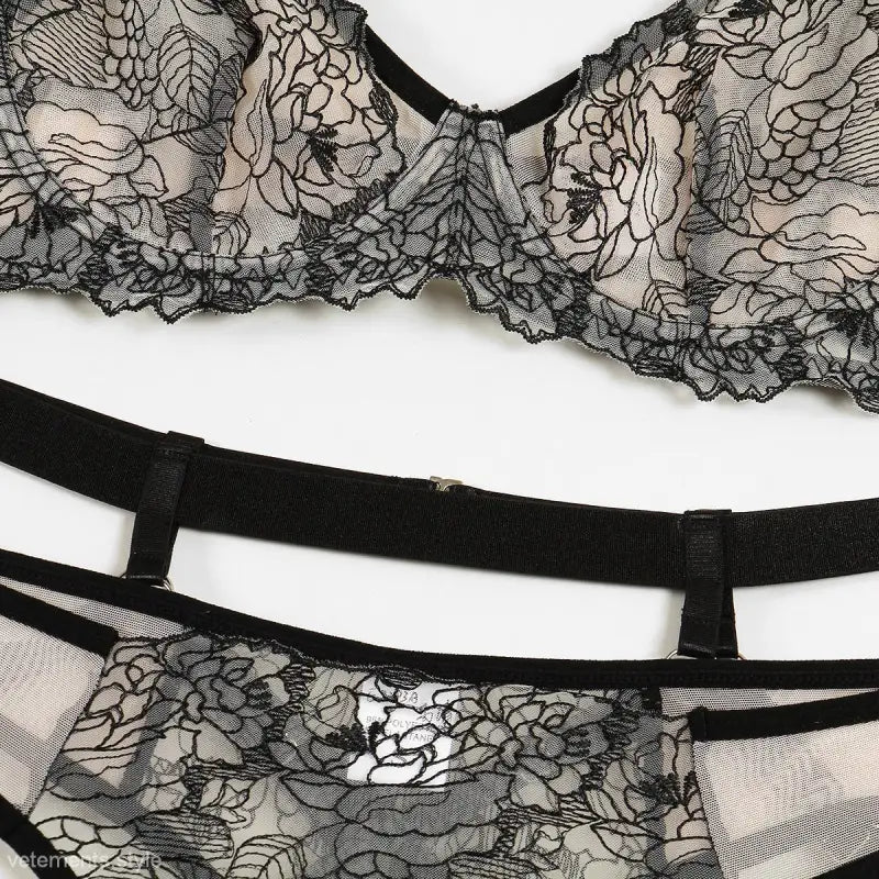 Floral lace lingerie set with mesh embroidery for a floral sexy lingerie look