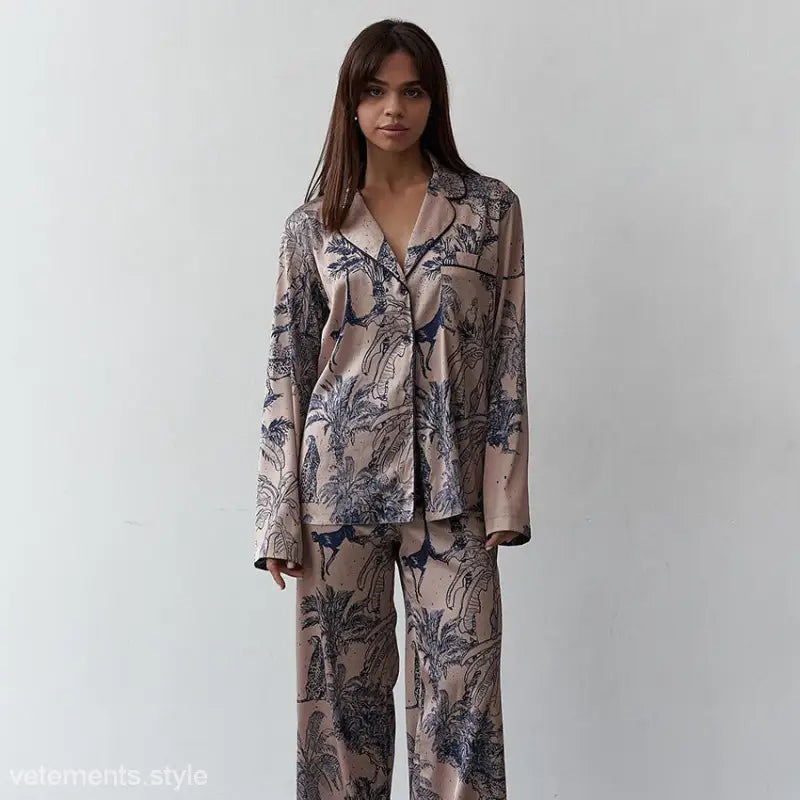 Printed loose comfort pajamas set with long sleeved trousers in satin fabric