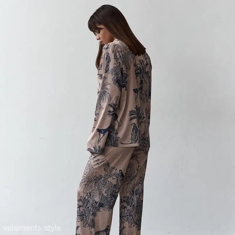 Printed loose comfort pajamas set with long sleeved trousers in satin fabric