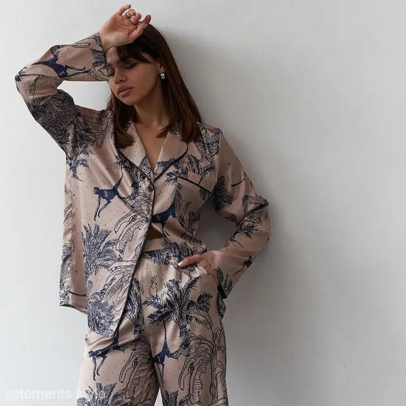 Printed loose comfort pajamas set with long sleeved trousers in satin fabric