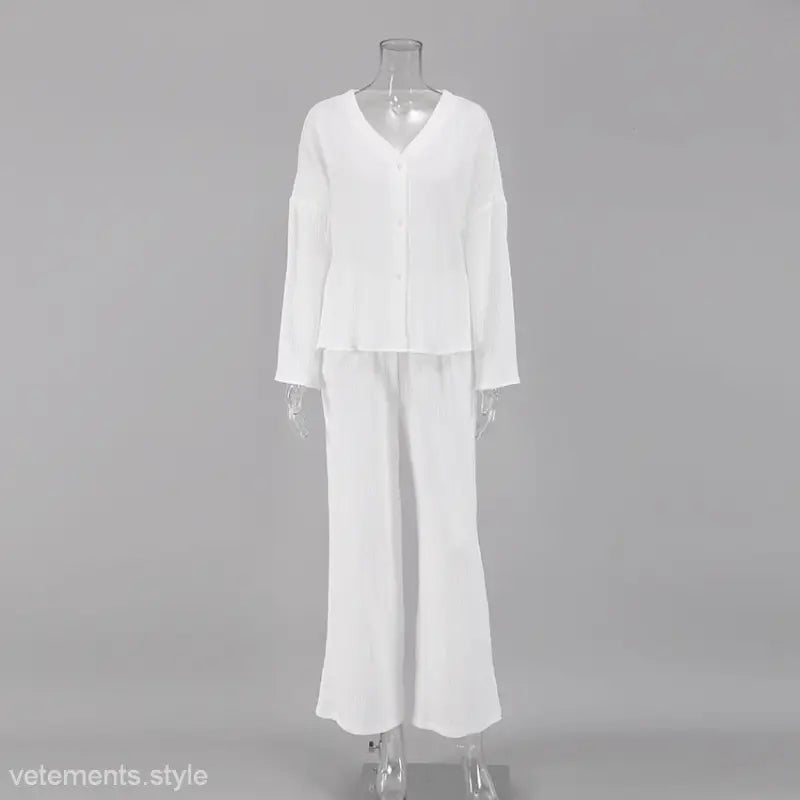 White long-sleeved pajamas set in double layer crepe fabric, ideal for spring and fall