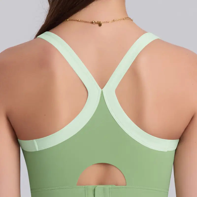Green sports bra with light green straps, ideal for strength yoga and high strength yoga sessions