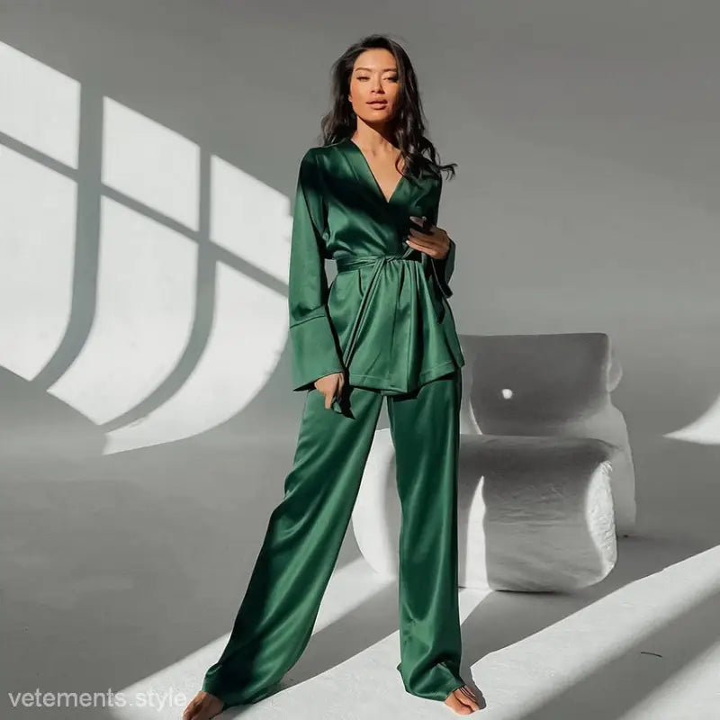 Luxurious emerald green silk pajama set, ideal skin friendly cardigan pajamas for summer