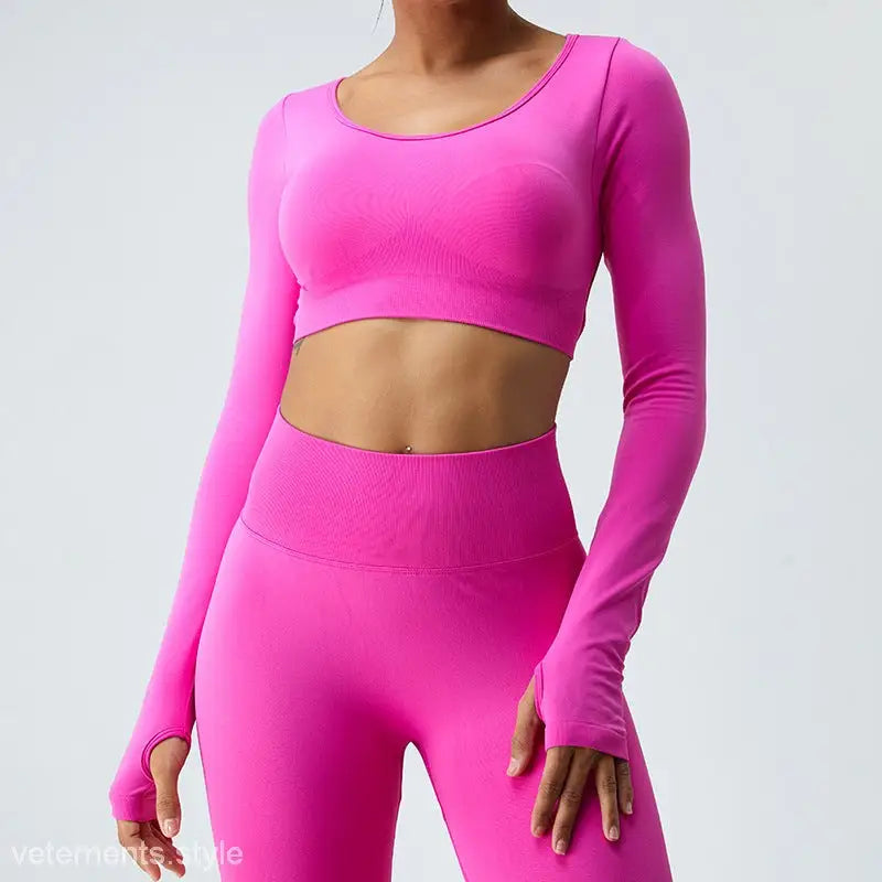 Bright pink workout outfit with long-sleeved crop top and high-waisted leggings in Coral Red and Klein Blue for a fit pulse look
