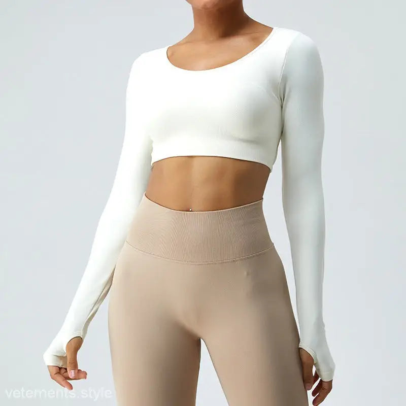 White long-sleeved crop top in coral red and klein blue with beige high-waisted leggings for a fit pulse look