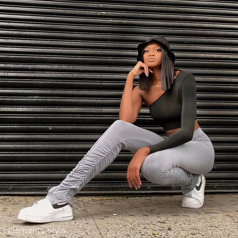 Young woman in stylish high waist slim fit seasonless leggings posing confidently outdoors