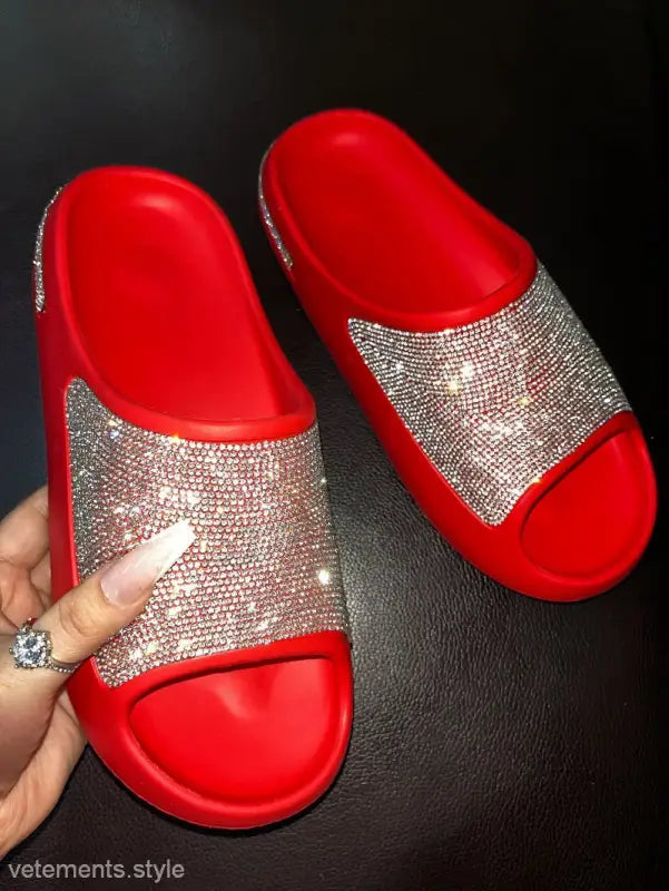 COMFORTABLE AND STYLISH SLIPPERS-VETEMENTS