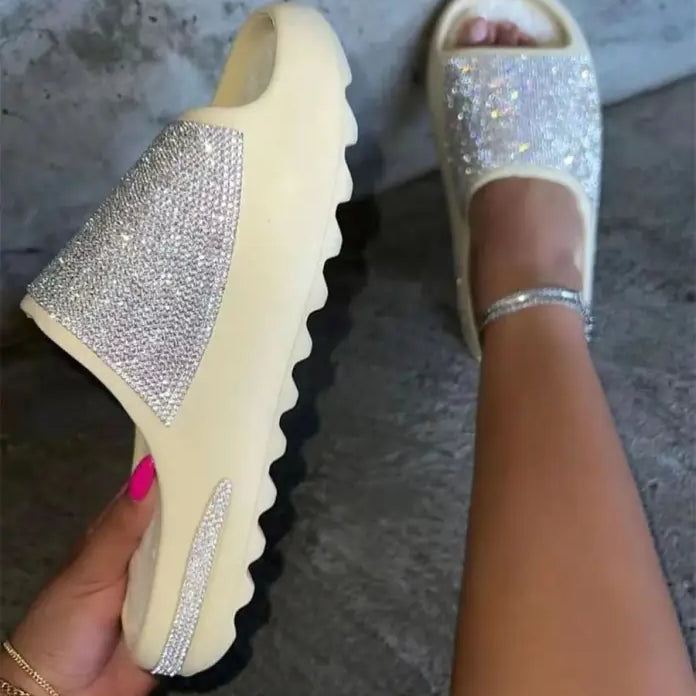 COMFORTABLE AND STYLISH SLIPPERS-VETEMENTS