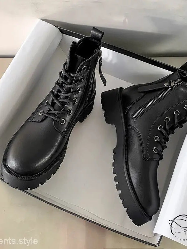 STYLISH AND VERSATILE BOOTS-VETEMENTS