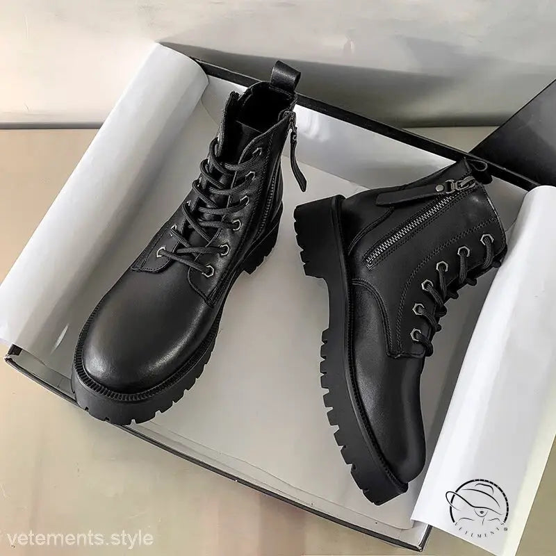 STYLISH AND VERSATILE BOOTS-VETEMENTS
