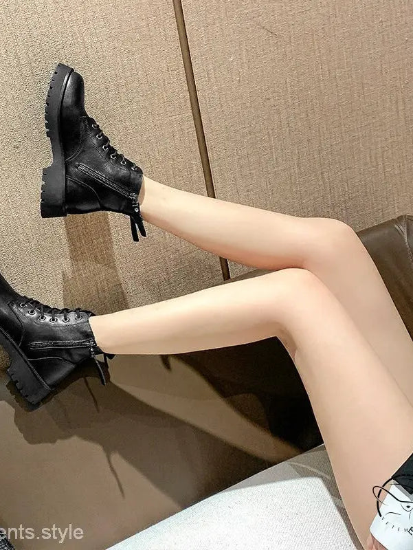 STYLISH AND VERSATILE BOOTS-VETEMENTS
