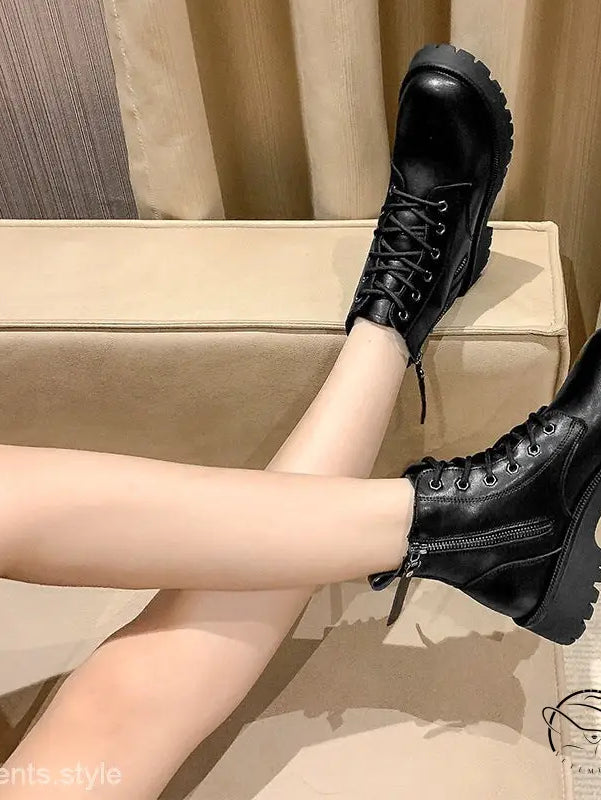 STYLISH AND VERSATILE BOOTS-VETEMENTS