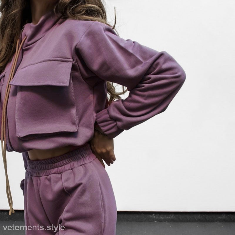 Mauve cropped sweatsuit with pockets from the Elegant Vetements Suit collection