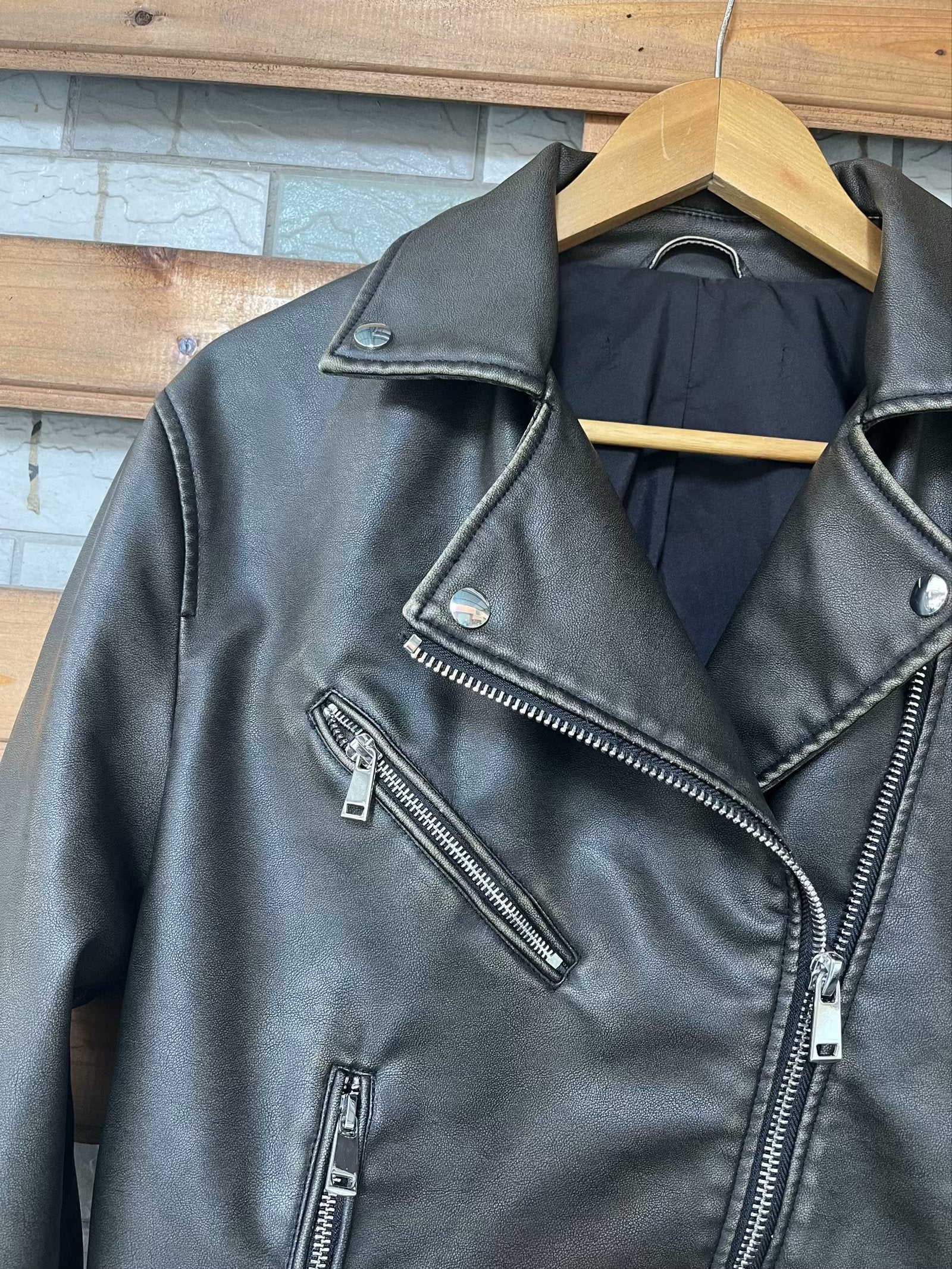 Beautiful warm Langry leather jacket with black leather, silver zippers