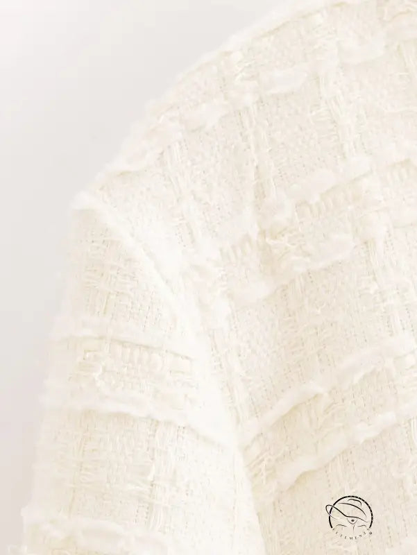 Elegant white lace ruffled bed skirt with floral pattern and scalloped edges in langry fashion