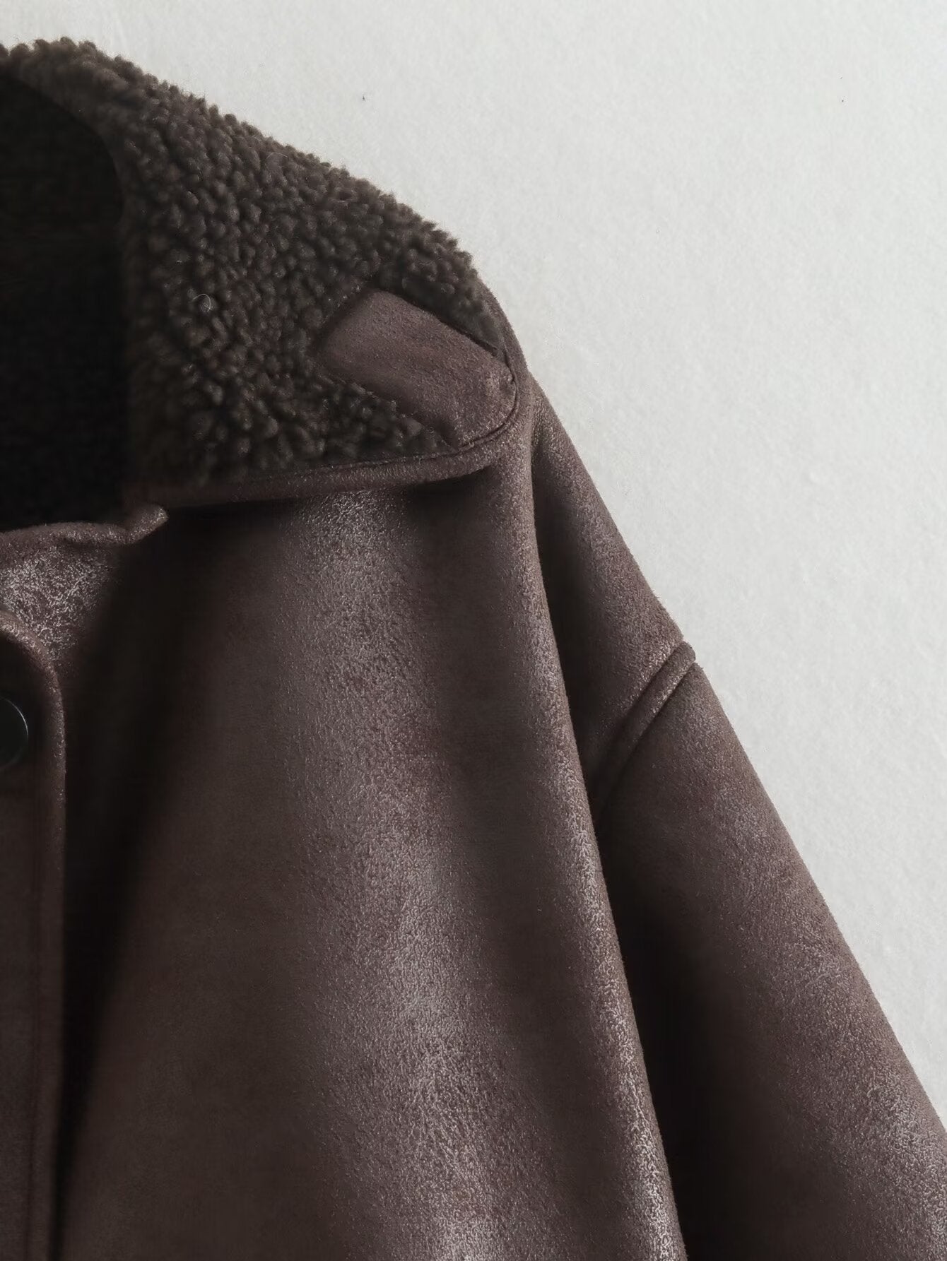 Elegant langry brown leather jacket with shearling collar and buttons