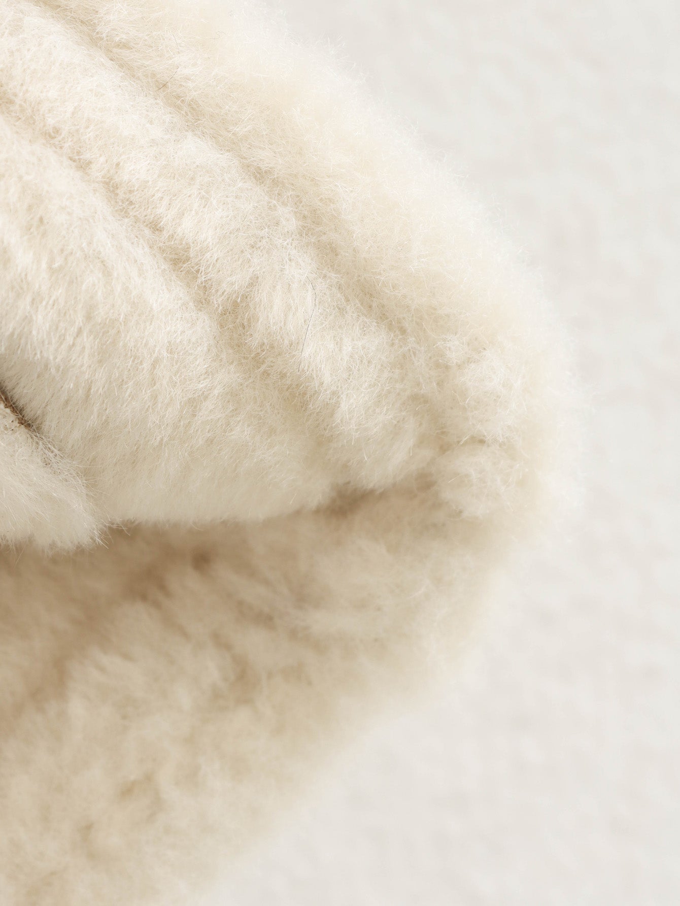 Cream-colored fluffy faux fur scarf in Langry fashion suede coat