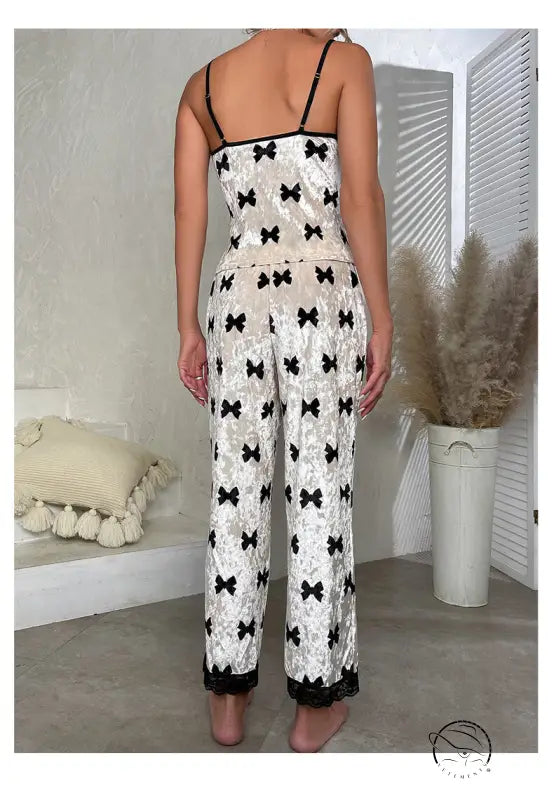 Bowknot velvet pajamas in white crushed velvet with black bow print and lace trim