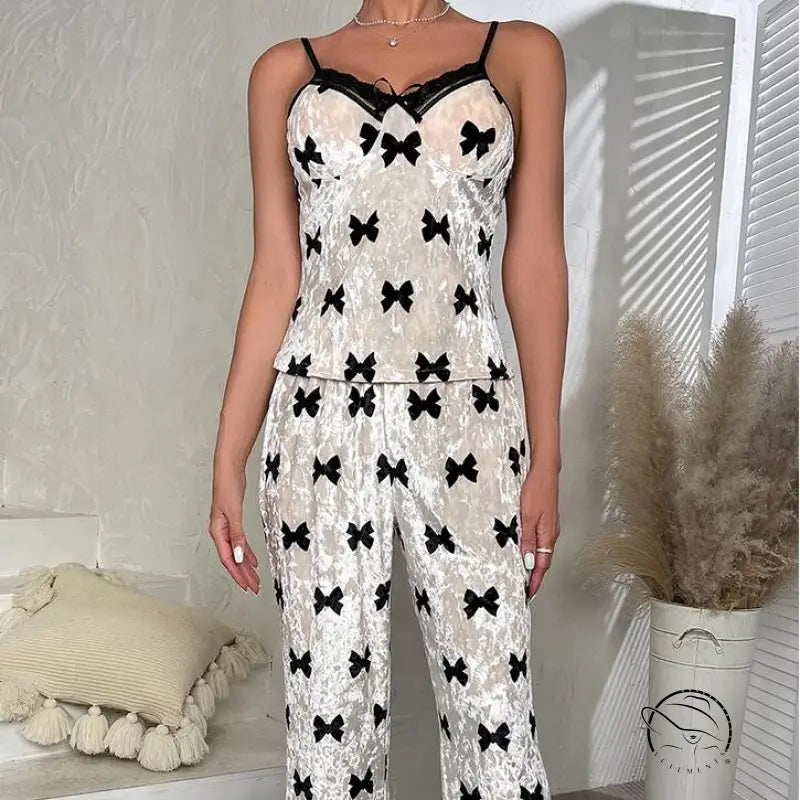 Women’s white bowknot velvet pajamas with black bow print