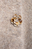 Elegant langry fashion cardigan with gold white seashell brooch gem center