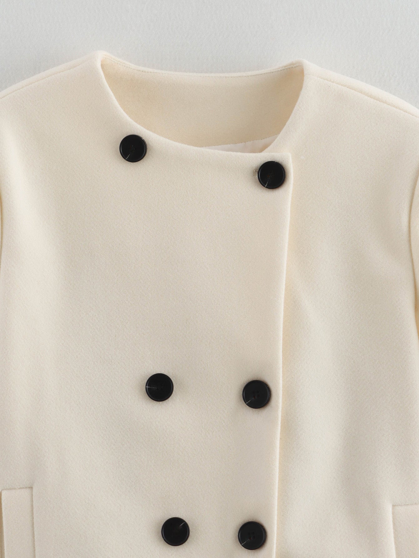 Cozy Langry thickened hem woolen coat in cream with black buttons