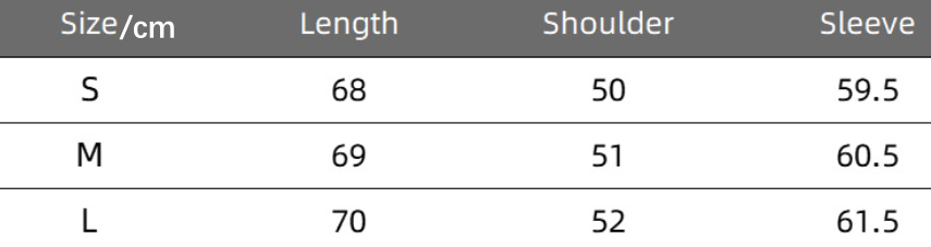 قميص بولو مخطط باللونين الأزرق والأبيض بأسلوب عصري غير رسمي.