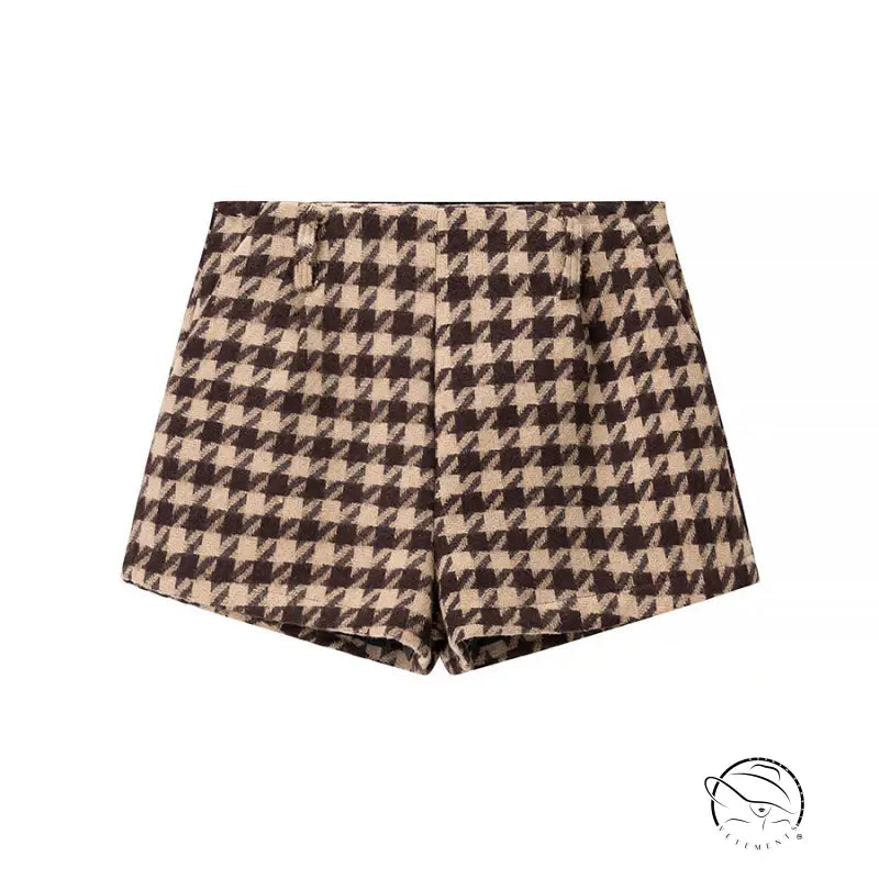 High-waist houndstooth shorts in brown and beige from Langry fashion set