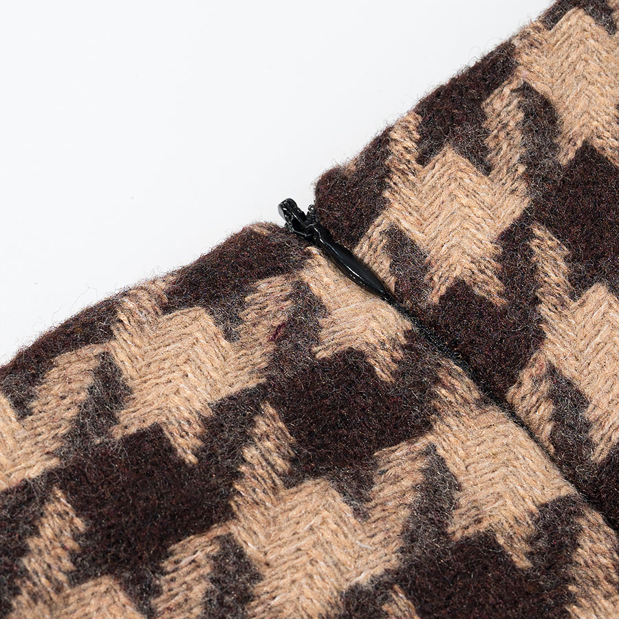 Langry fashion scarf in brown beige zigzag with black hair clip